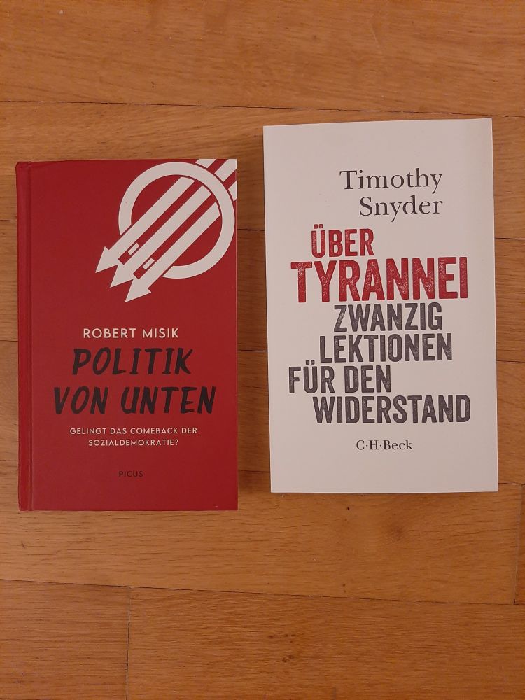 2 Buchtitel: Robert Misik, Politik von unten
Timothy Snyder, Über Tyrannei