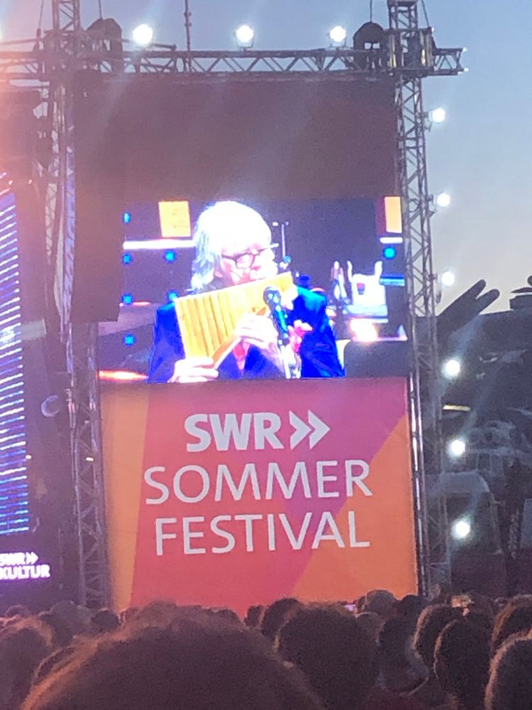 Helge Schneider spielt Panflöte auf dem SWR SOMMERFESTIVAL in Speyer