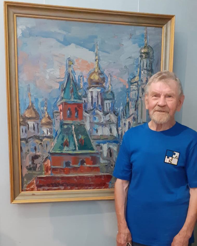 Николай Кузьмин рядом со своей картиной
(Москва, 26 августа 2024г.):
Красная башня и соборы Кремля.
Холст, масло,
в. 100 х ш. 90 см. 2012 г.