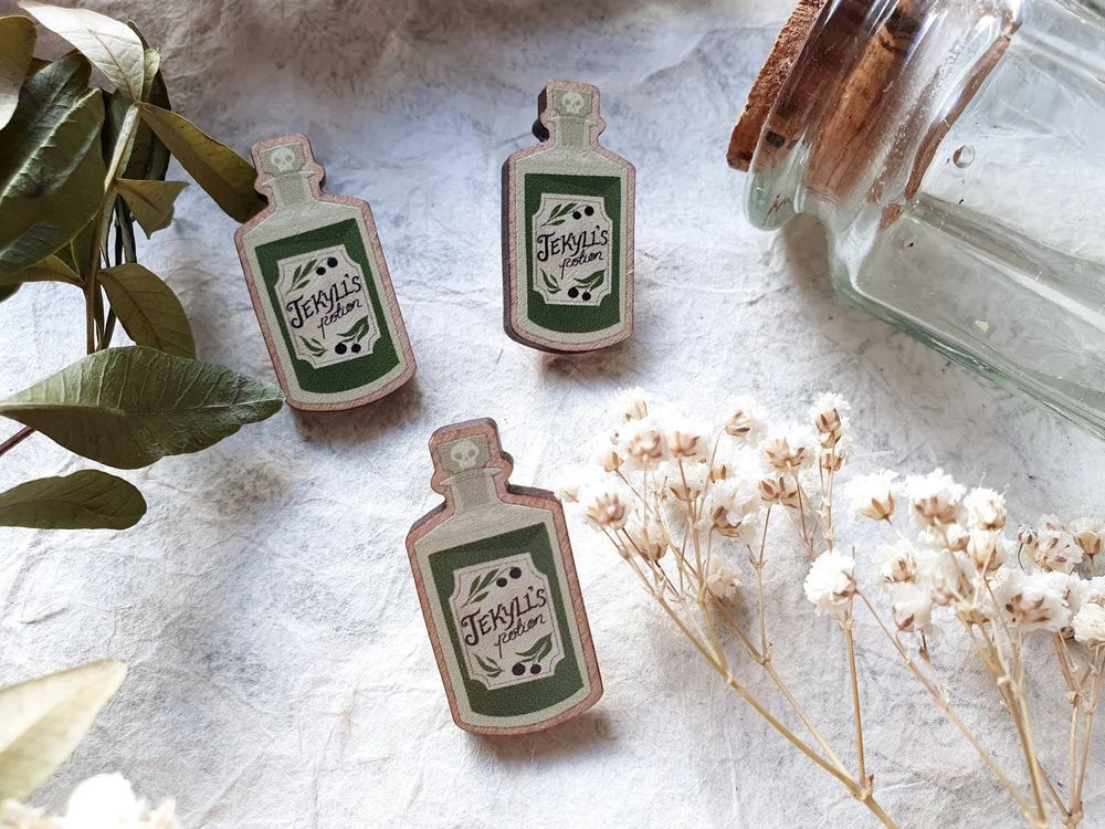 Photo of my Dr. Jekyll's potion wooden pin.