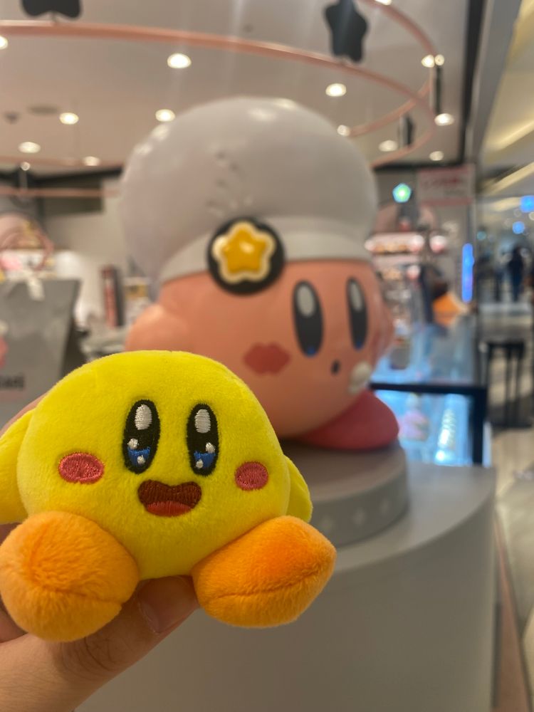 大阪のカービィカフェpetitの前でキービィと撮った写真です。