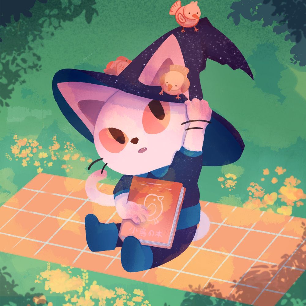 Um personagem gatinho com chápeu de bruxa, sentado em uma toalha em um gramado verde. Ele segura um livro com um pássaro na capa, e em seu chapéu os mesmos pássaros estão pousando sobre ele.