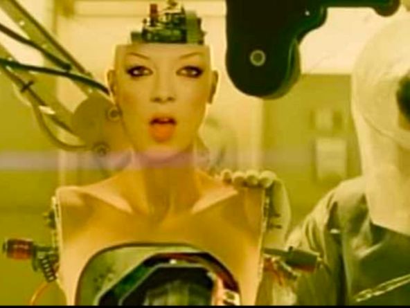 Shirley Manson, do Garbage, no clipe de World is not enough.