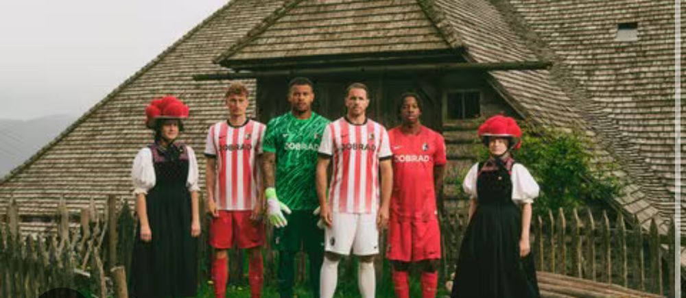 Trikotpräsentation des SCF mit Trachtenträger*innen