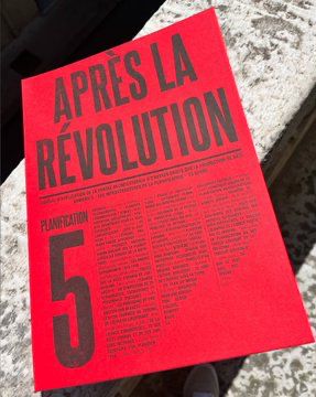 Couverture de la Revue “Après la Révolution “
Fond rouge et lettres noires 