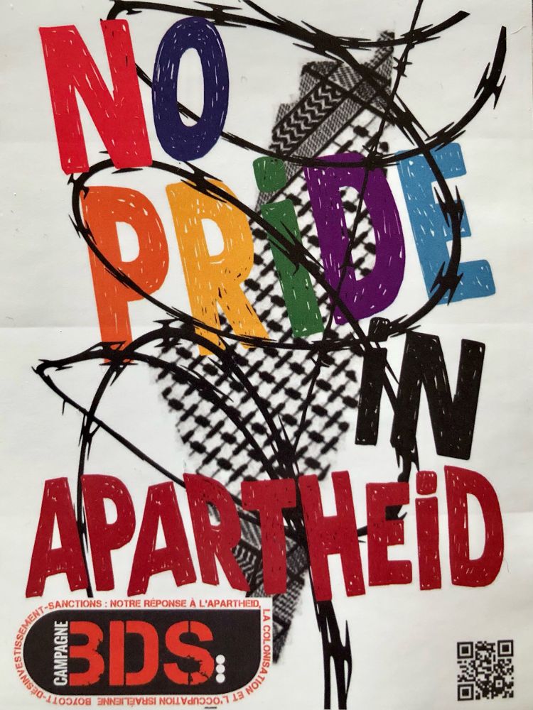 Fond blanc et silhouette de la Palestine réalisé par un découpage de keffieh.
Aux couleurs arc-en-ciel on lit « No Pride in Apartheid »
Autocollant réalisé par BDS Saint-Étienne