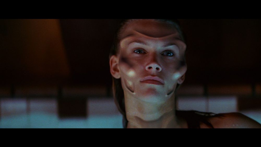 Sil (portrayal: Natasha Henstridge) as her face morphs and mutates to uncover her alien form [Film: Species]