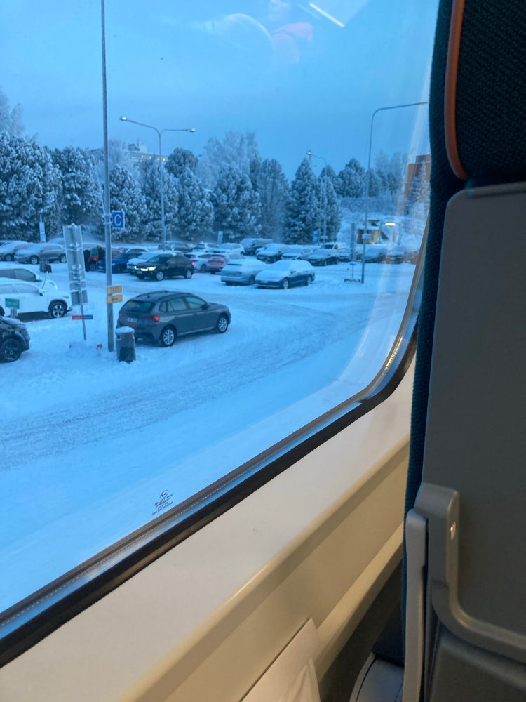 Rovaniemen asema junasta nähtynä talviaamuna.