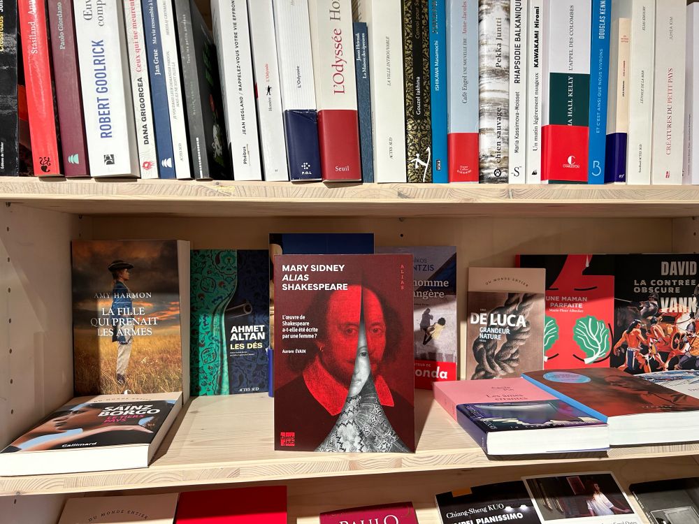 La couverture de Mary Sidney alias Shakespeare, le portrait de William s’ouvre comme un rideau pour laisser entrevoir celui de Mary. 😃