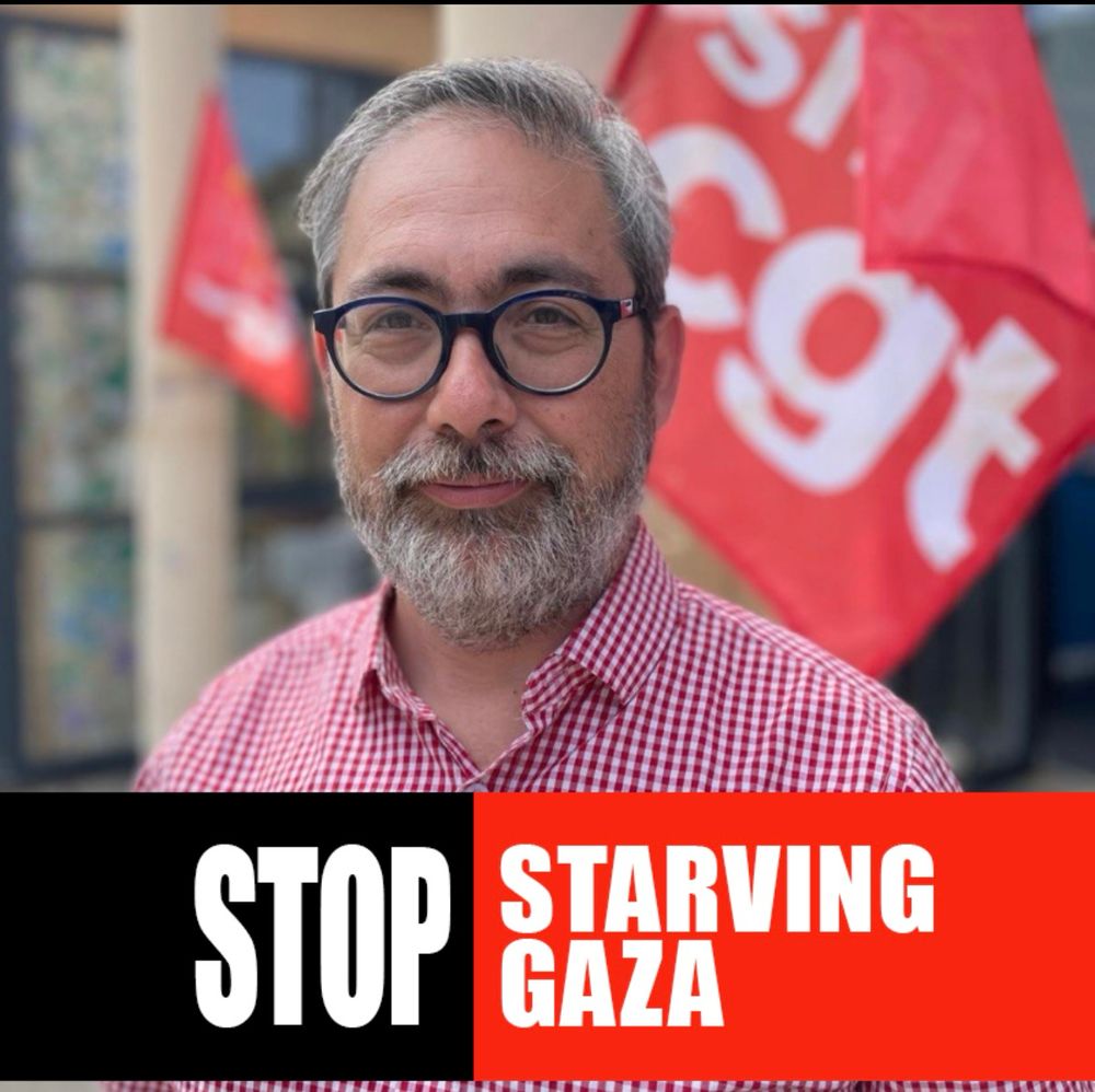 Portrait de Pablo Aiquel avec bannière Stop starving Gaza 