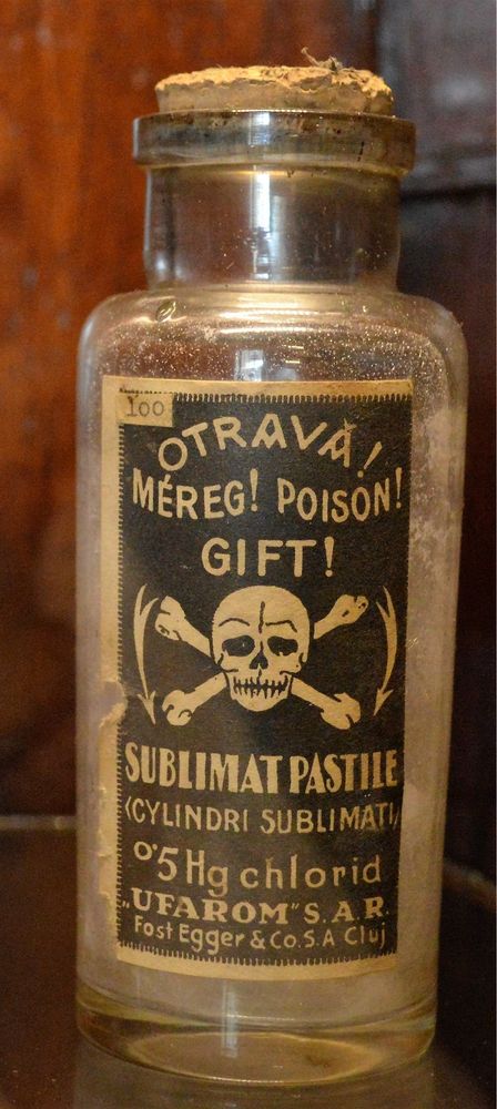 Apothecary bottle with paper label containing mercury sublimate pills, produced in Cluj in the 19th century. "Poison" warning in several languages. 