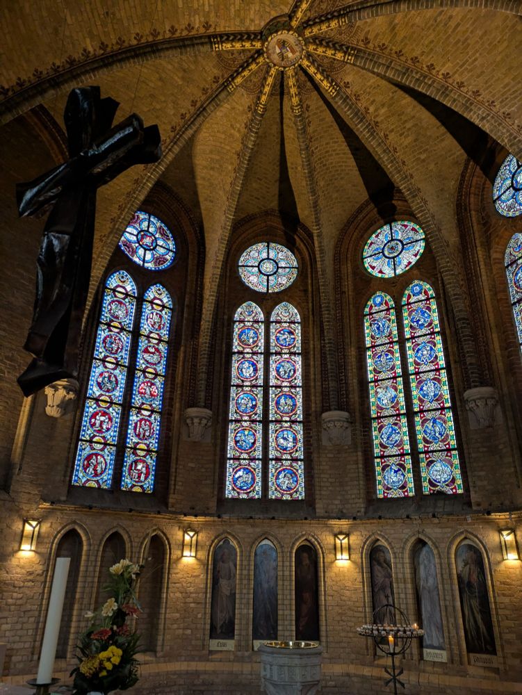 Buntglasfenster im Chor