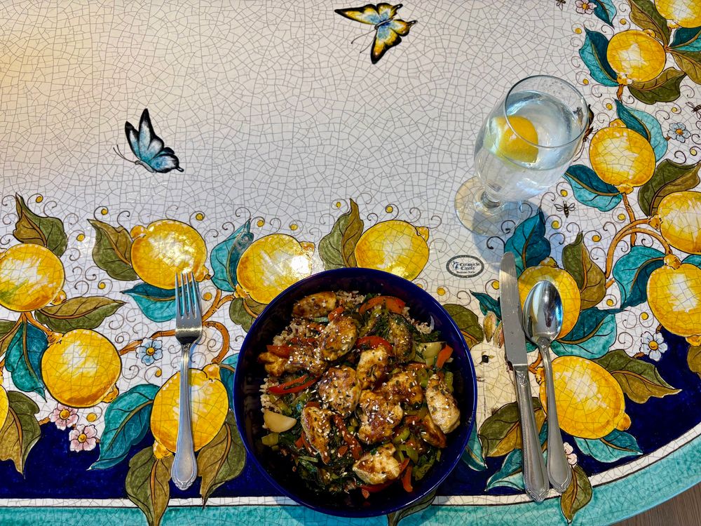 🍽️
Dinner tonight yellow curry chicken w/ bok choy, red bell pepper, water chestnuts, zucchini over rice medley 