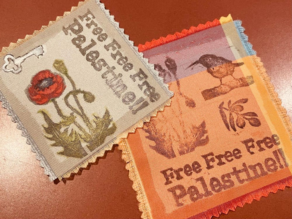 写真:布製のパッチが2枚。イラストと、free free Palestine！の文字と入っている。