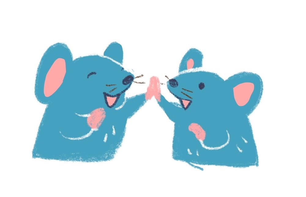 イラスト。二匹のネズミが、笑顔でハイタッチしている