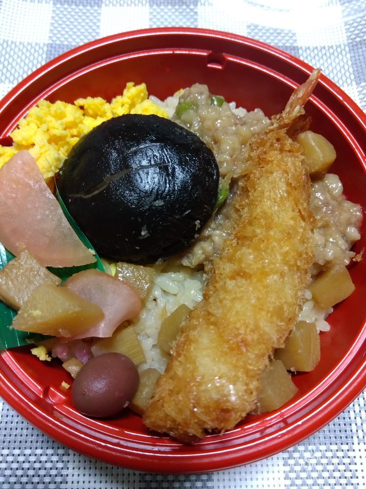 エビフライ、しいたけ、たけのこ、鶏そぼろ、たまごそぼろ、茶飯🐎🐎🐎😋😋😋
