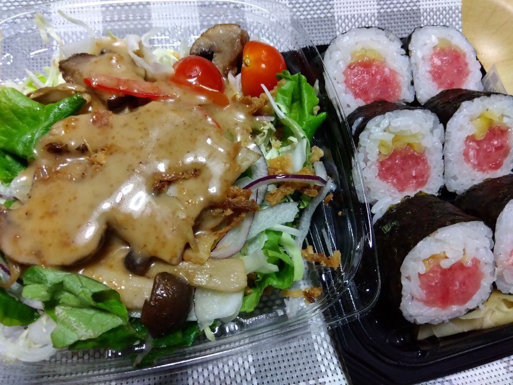 ４種のきのこのサラダ＋焙煎ごまドレッシング
トロたく中巻き