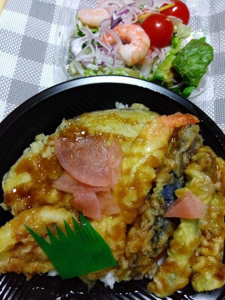 エビとアボカドのサラダ
6種具材の天丼（サツマイモ、カボチャ、レンコン、ナス、インゲン、エビ）