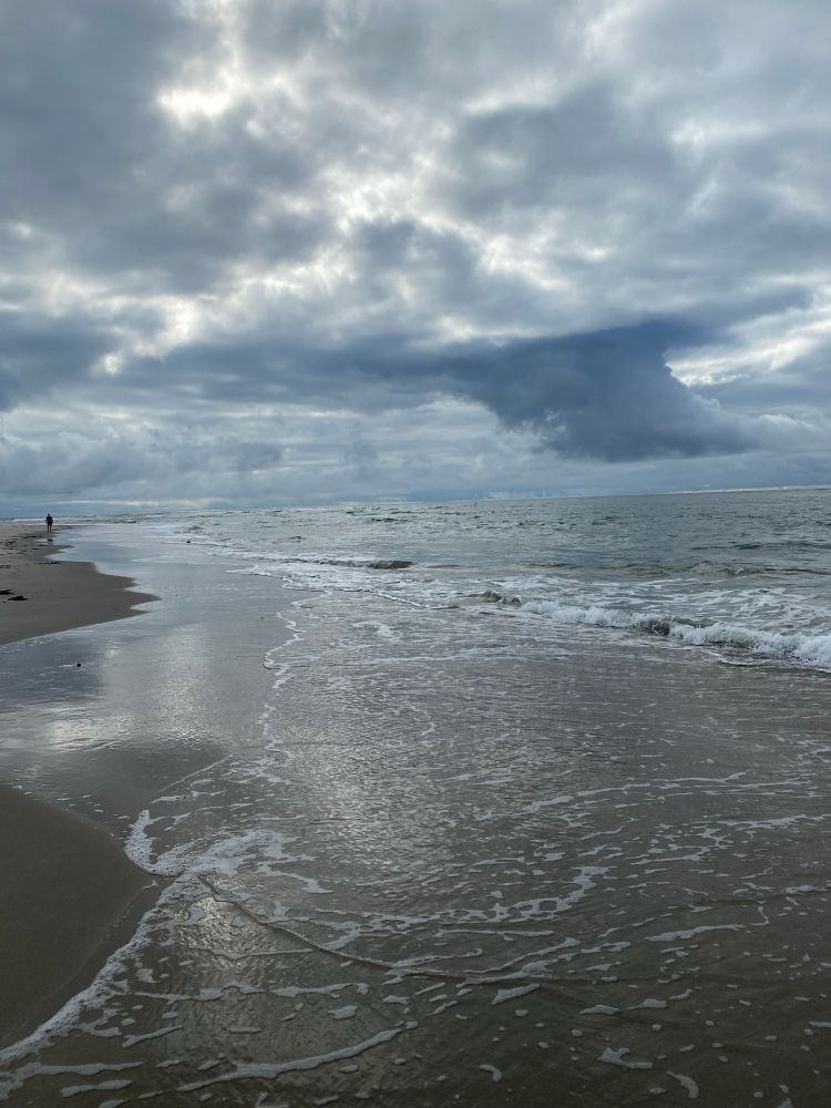 Large anvil shaped cloud out to sea, seen from the Jersey shore.