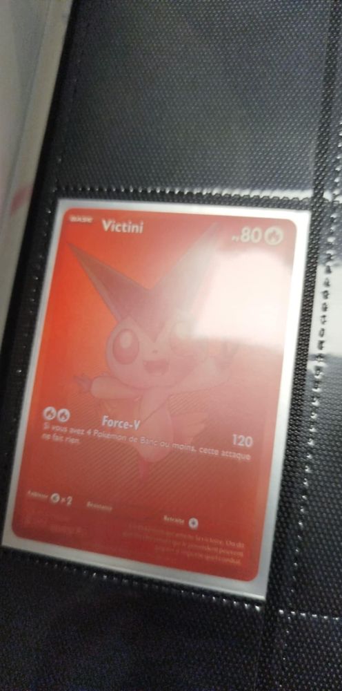 Carte pokémon en rouge du Pokémon Victini, set flamme blanche