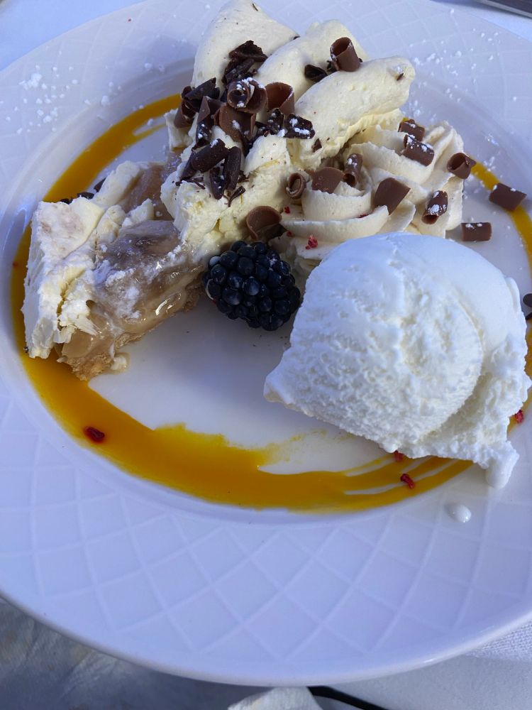 Banoffee pie with ice cream and fruit coulis 