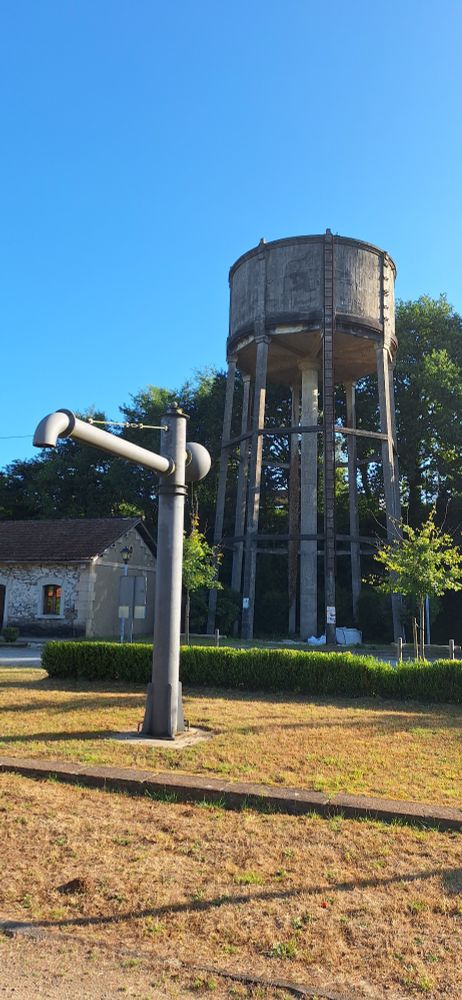 Aguada y depósito elevado en la estación de Ordes-A Pontraga.
