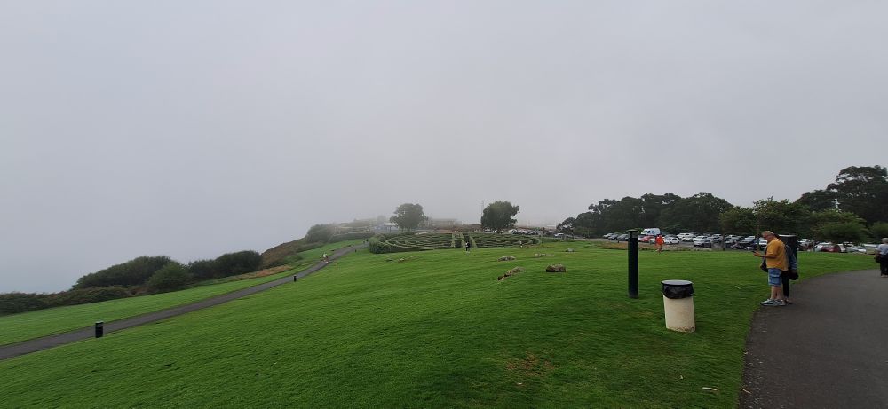 Vista de A Coruña oculta bajo una espesa niebla desde monte de San Pedro. En el centro de la imagen, en laberinto de seto. Detrás con mucha dificultad, se ven las plantas inferiores de las dos torres a la entrada de Los Rosales.