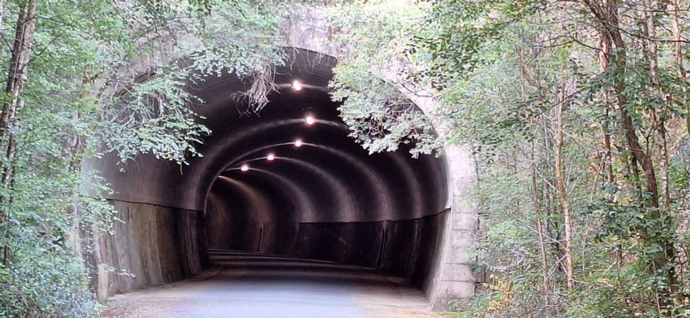 Túnel en curva, de unos 200 m de longitud, existente entre las estaciones de Garga-Trasmonte y Ordes-A Pontraga. Boca norte, por el lado de Ordes. En túnel tiene iluminación alimentada por placas solares, visibles encima de la boca sur, y que se activan por sensores de presencia.