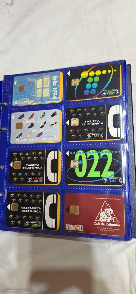 Página con 8 tarjetas telefónicas de chip.