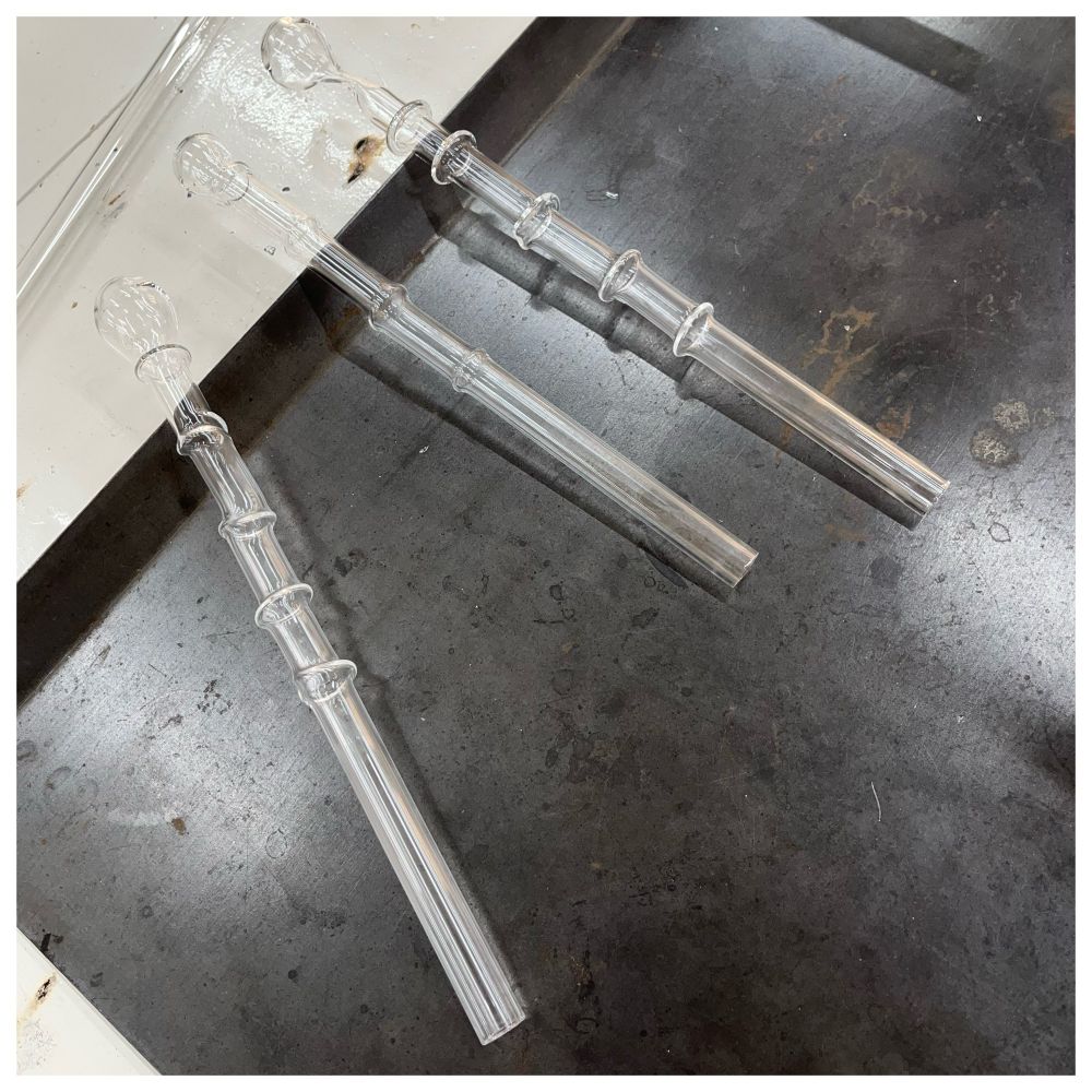 Holle staven waar bamboe ringen in zijn gemaakt. En aan het uiteinde daarna een bol geblazen.