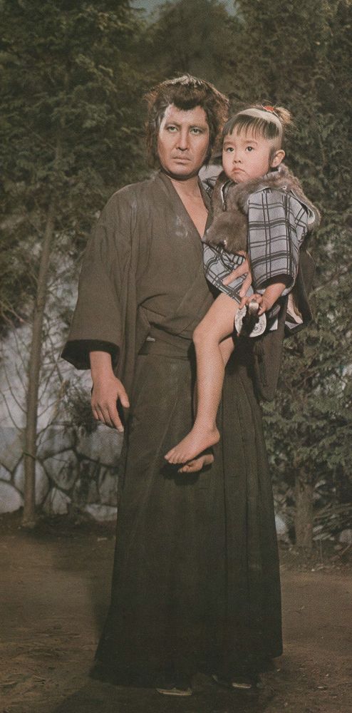 Yorozuya Kinnosuke (萬屋錦之介) as Ogami Itto and Kazutaka Nishikawa (西川和孝) as Daigoro in episode 2 of the 1973 Lone Wolf And Cub (子連れ狼) TV series.

Scanned from Movie Pictorial (映画情報), June 1973.