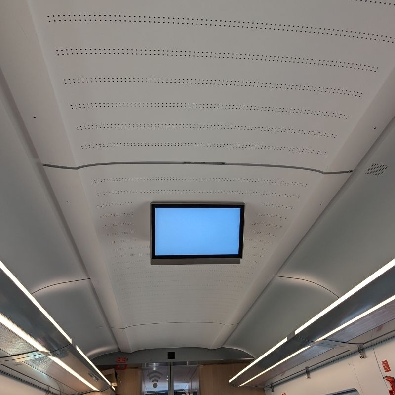 Infomonitor im Zugabteil leuchtet leer vor sich hin.