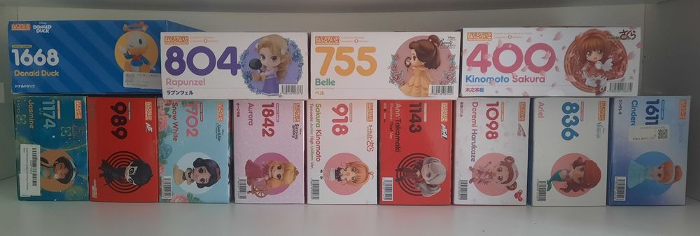 Caixas de varios nendoroids enfilerados