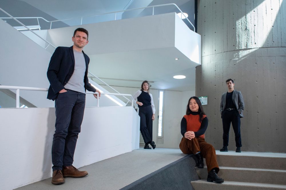 Gruppenfoto des Teams von humanet3. Es zeigt 4 Personen in einem hellen Gebäude. Bildrechte bei Christian Demarco