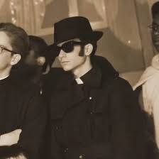 Bild von Pabst Leo 1982 schaut den Bluesbrothers ähnlich. Schwarzer Hut schwarze Sonnenbrille.