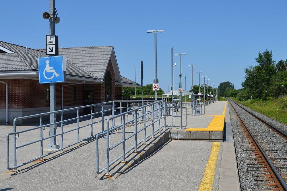 The Barrie South GO station platform, 2013. Photo via Wikimedia Commons.