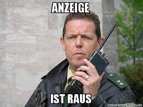 Toto aus der Polizeiserie "Toto & Harry" hält ein Funkgerät an seinen Mund. Im Bild steht der Text "Anzeige ist raus".
