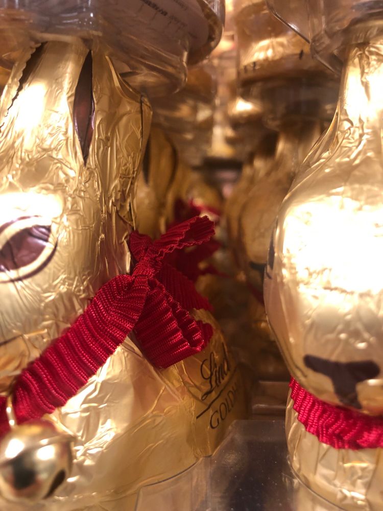 Foto in eine Hasen Formation im Kaufhaus. Die Goldhasen stehen schon bereit für Ostern. Es ist wieder so weit und ich freu mich