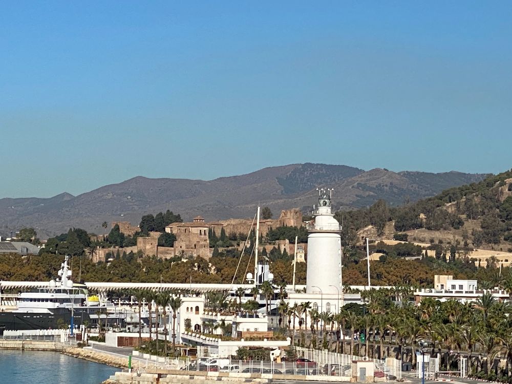 Leuchtturm und Hafengebäude gezoomt