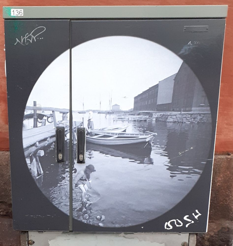 Tievarren sähkökaappiin on  tulostettu vanha valokuva.