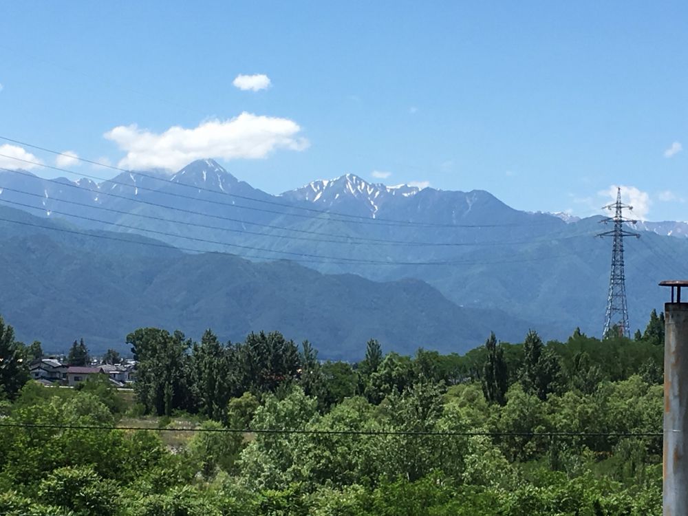 どこかのサービスエリアかパーキングエリアから撮った青空と山々の写真だったと思います。記憶が定かではありませんが。