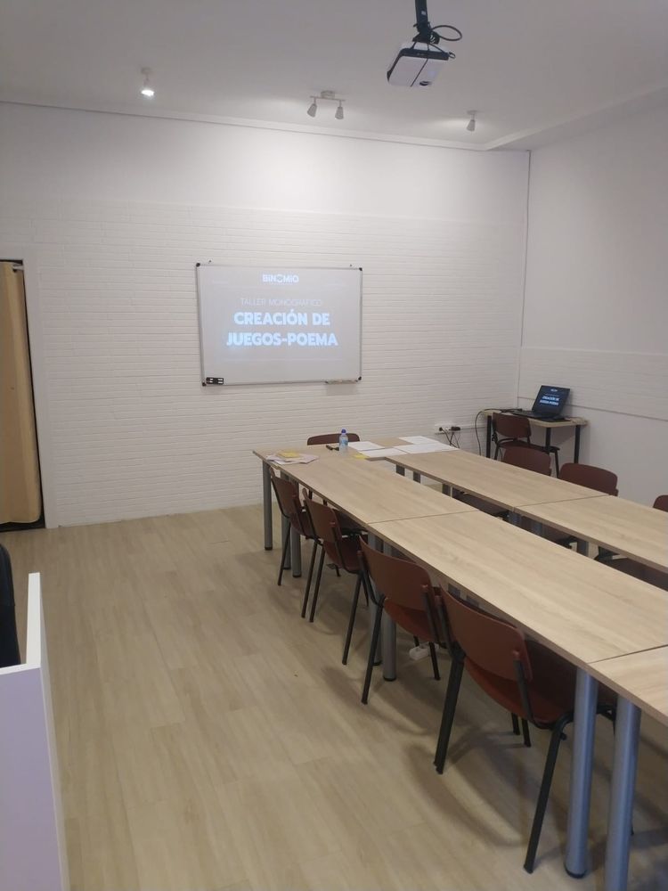 Aula de Binomio todavía vacía y preparada para dar inicio al taller de creación de juegos-poema.