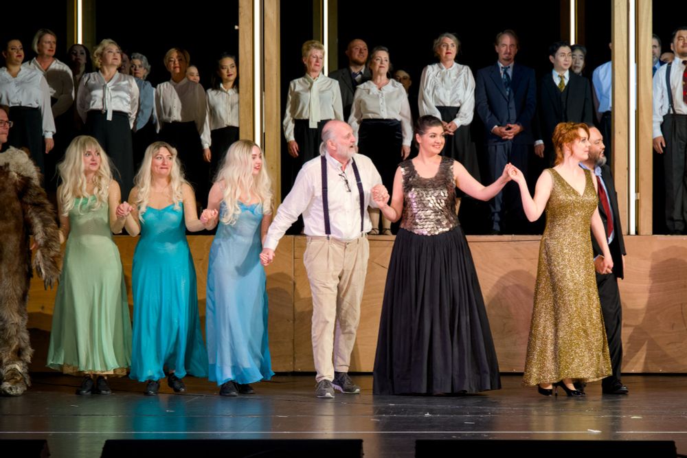Curtain call after the premiere of Wagner's "Götterdämmerung"