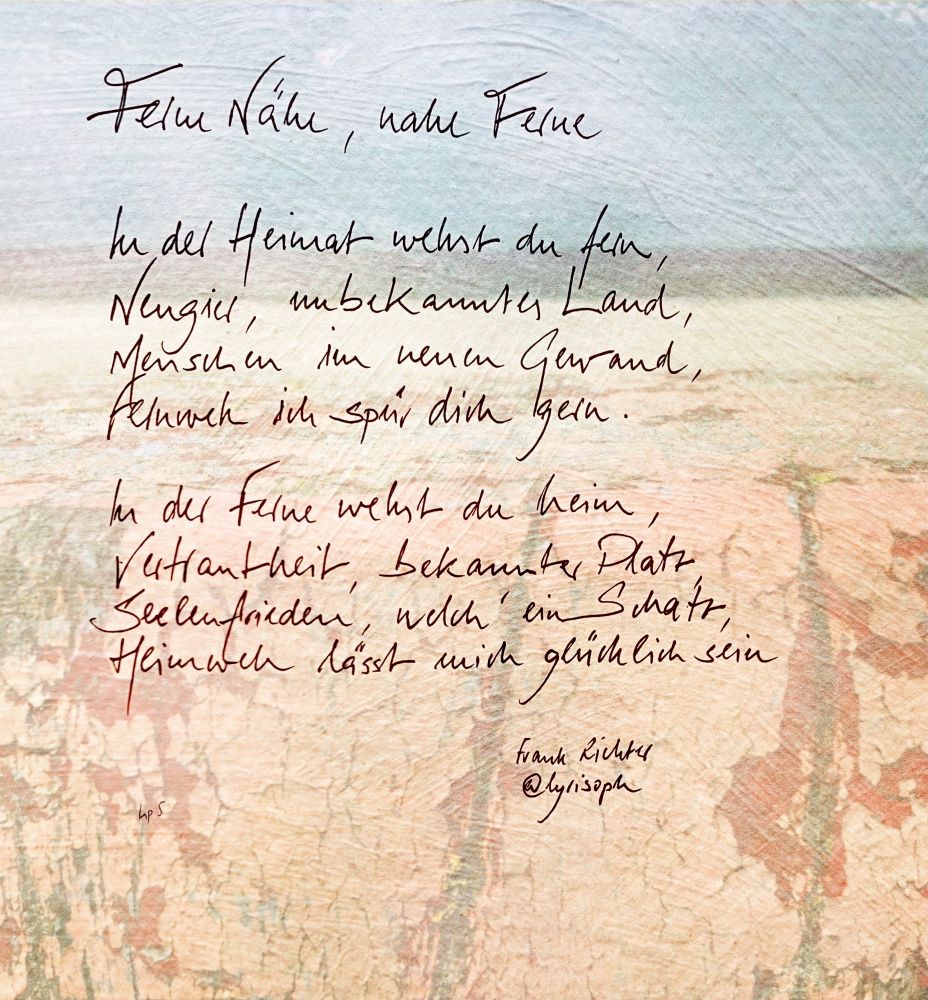 handgeschriebenes Gedicht über Foto von Strand km Pfahl vor Meer und blauem Himmel