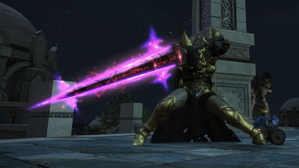 A roegadyn woman in FFXIV, fully covered in gilded armor, wielding Cronus Lux.