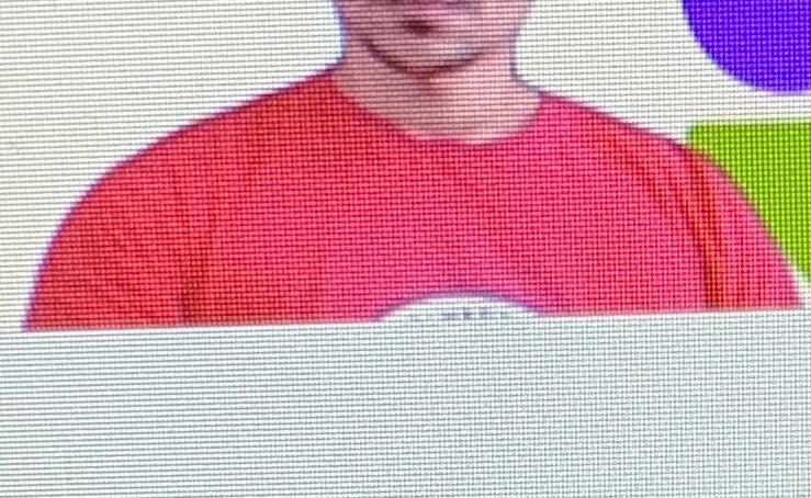 Foto da imagem da minha câmera no Teams com uma camiseta vermelha aparecendo apenas uma parte pequena de cima do símbolo do MST