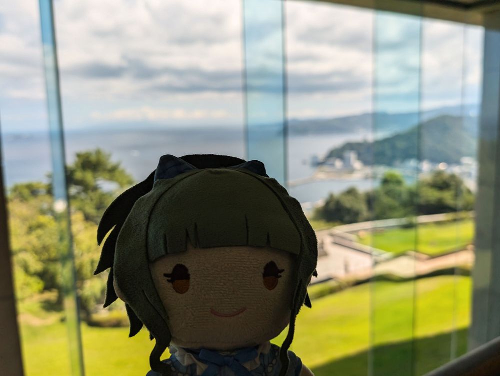 藤居朋のぬいぐるみと熱海の風景