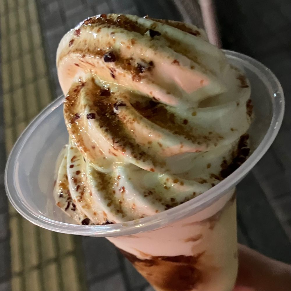 路上で撮影されたミニストップのプリンパフェの画像。