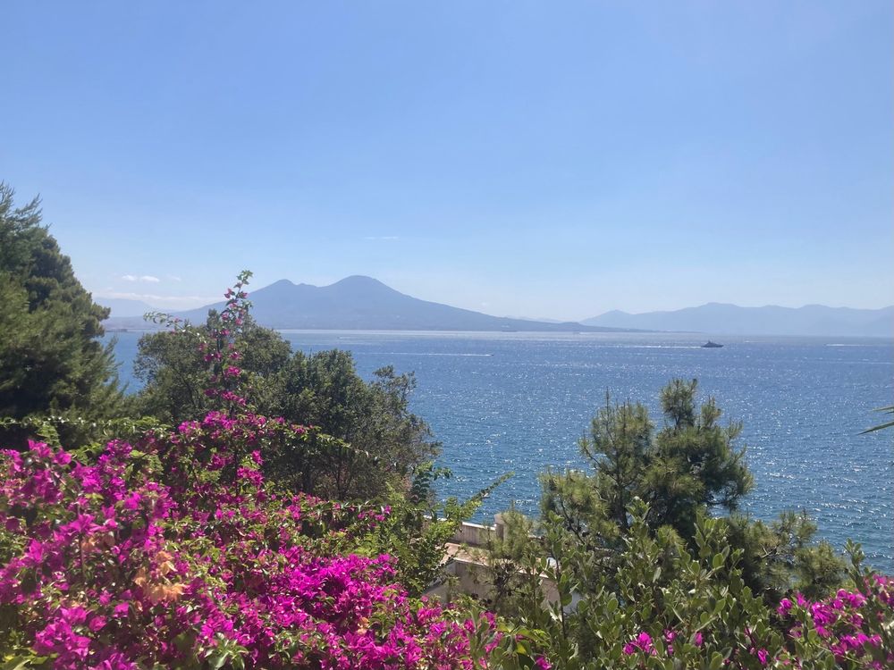Le Vésuve au loin depuis Mergellina à Naples
