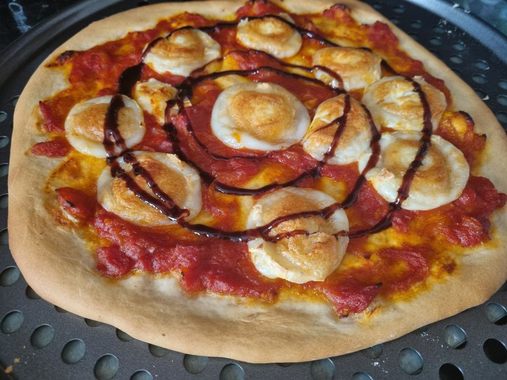 Goats cheese pizza finished with balsamic glaze